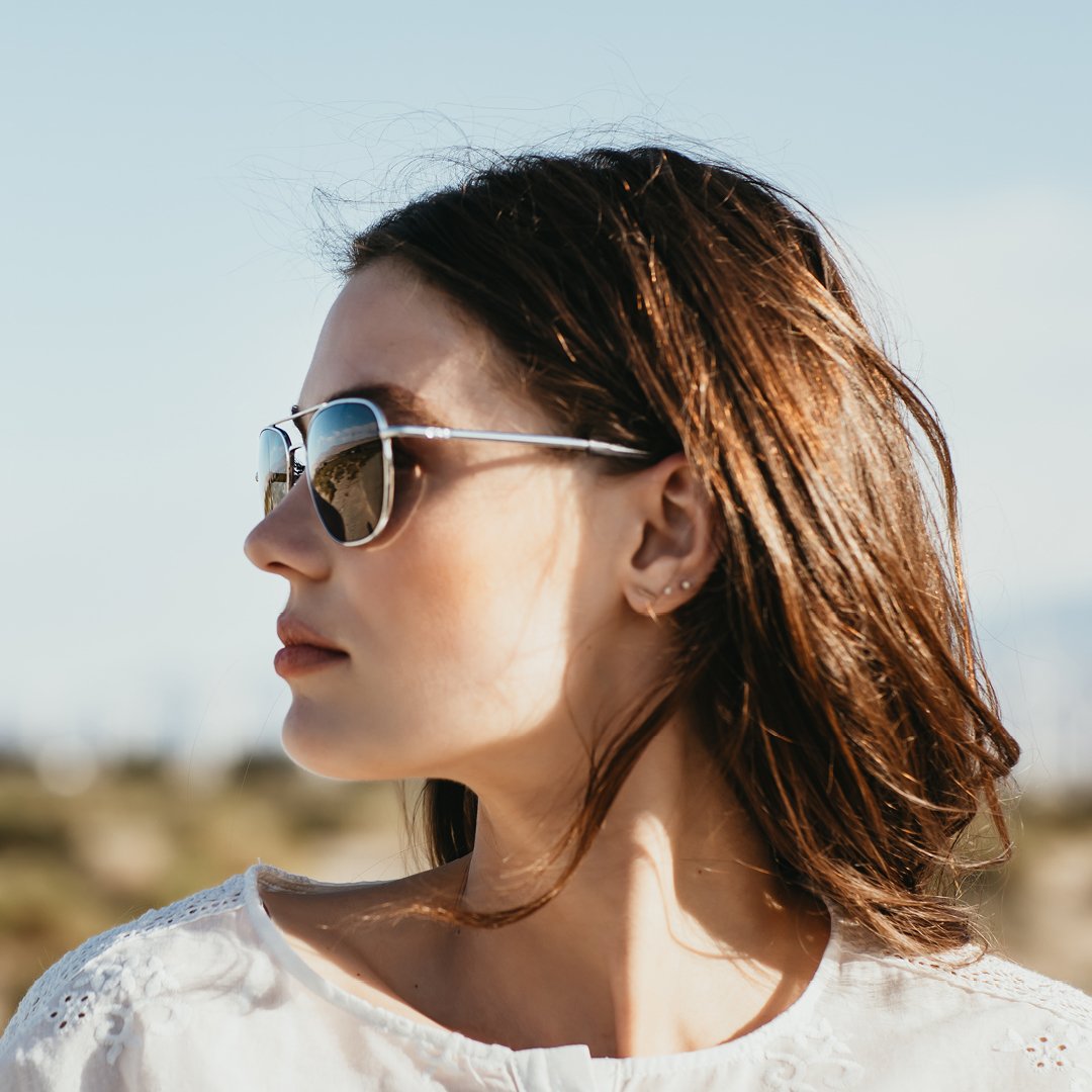 Image des 5 meilleures lunettes de soleil pour les formes de visage triangulaires : un guide de style complet